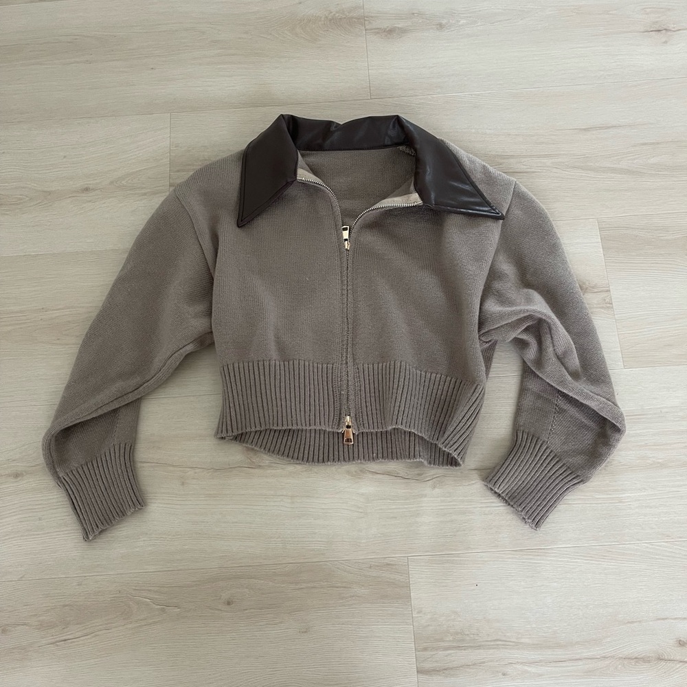 Cropped light Jacket with Leather Collar